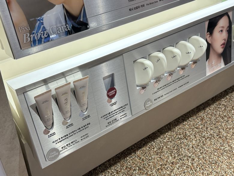 라카가 성수 플래그십 스토어에서 처음 선보이는 파운데이션 쿠션과 톤업 베이스. 이화연 기자