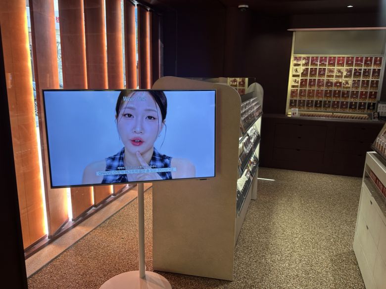 1층 매장 한 켠에는 뷰티 크리에이터 민스코의 추천 아이템으로 구성된 매대와 메이크업 팁을 소개하는 영상이 송출된다. 이화연 기자