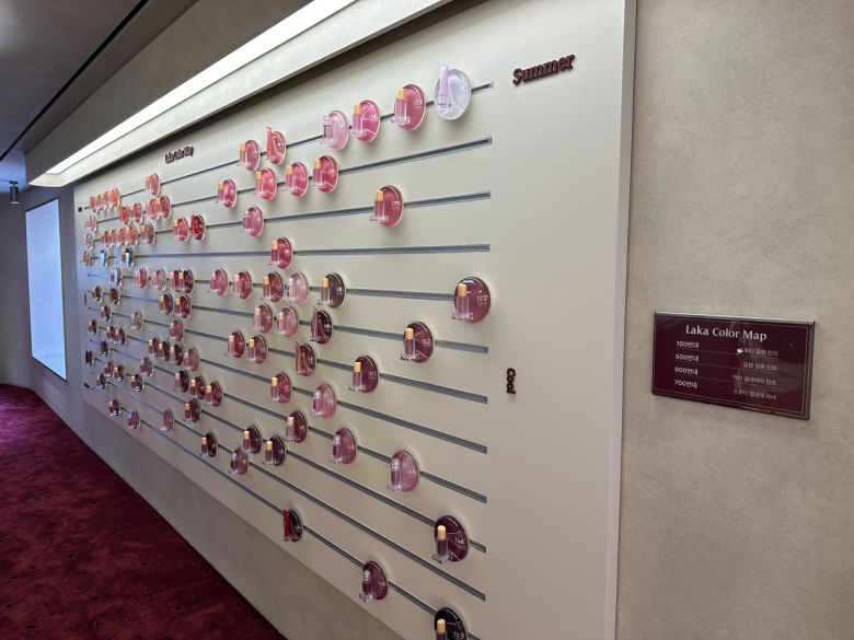 2층 매장의 한 벽을 가득 채우는 라카 컬러 맵. 이화연 기자