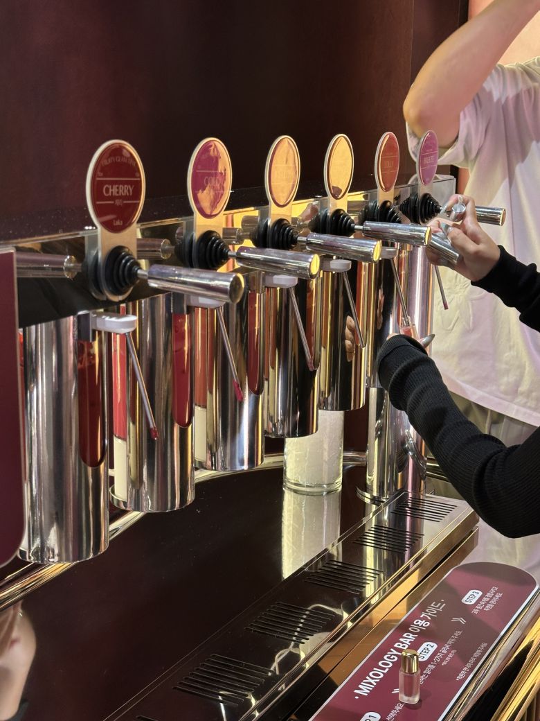 믹솔로지 바에서는 케이스 색상과 원하는 2가지 색상을 조합해 나만의 립을 만들 수 있다. 이화연 기자