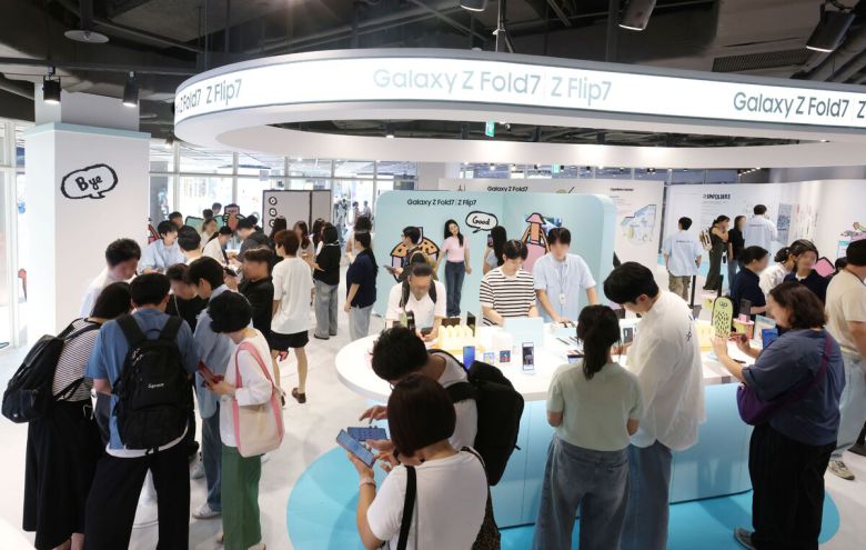 서울 강남구 삼성동 코엑스 ‘더 갤럭시 언폴더스’ 실내 체험존이 방문객들로 붐비고 있다. 삼성전자 제공