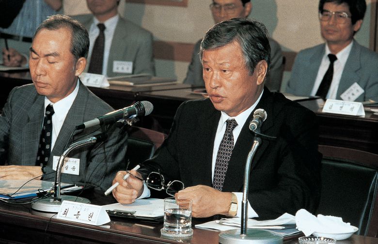 최종현 SK그룹 선대회장이 제2이동통신사업권 획득 후 기자회견에서 발언하고 있다. SK텔레콤 제공