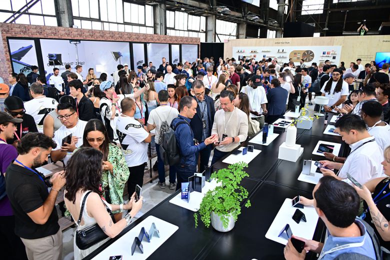 삼성전자가 폴더블 스마트폰 시대를 주도하면서 경쟁사인 애플과의 격차를 줄여나가고 있다. 지난달 9일 미국 뉴욕 브루클린 듀갈 그린하우스에서 열린 ‘갤럭시 언팩 2025’에서 관람객들이 갤럭시 Z 폴드7플립7 시리즈를 체험하고 있다. 삼성전자 제공