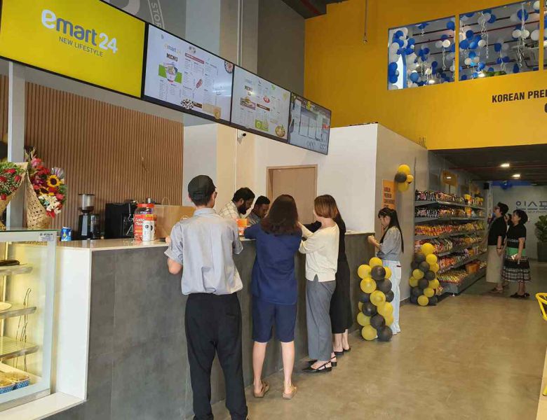 이마트24 인도 1호점 내부. 이마트 24 제공
