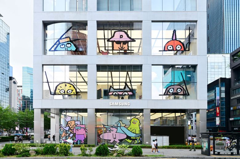 삼성 강남에 새롭게 오픈한 장 줄리앙 종이 인형 모티브의 갤럭시 Z 폴드7∙플립7 전시 체험존 ‘인투 더 갤럭시 언폴더스’ 외부 전경. 삼성전자 제공