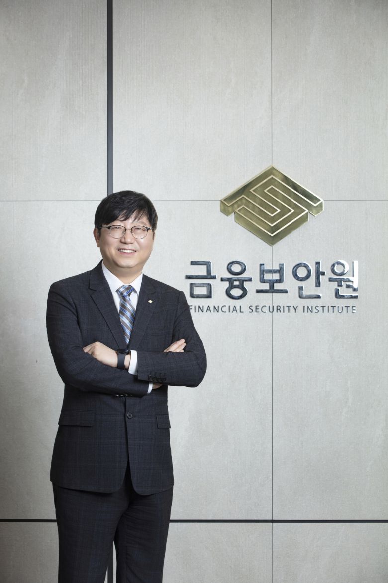 박상원 금융보안원장이 용인 수지구 금융보안원 본원에서 포즈를 취하고 있다. 금융보안원 제공