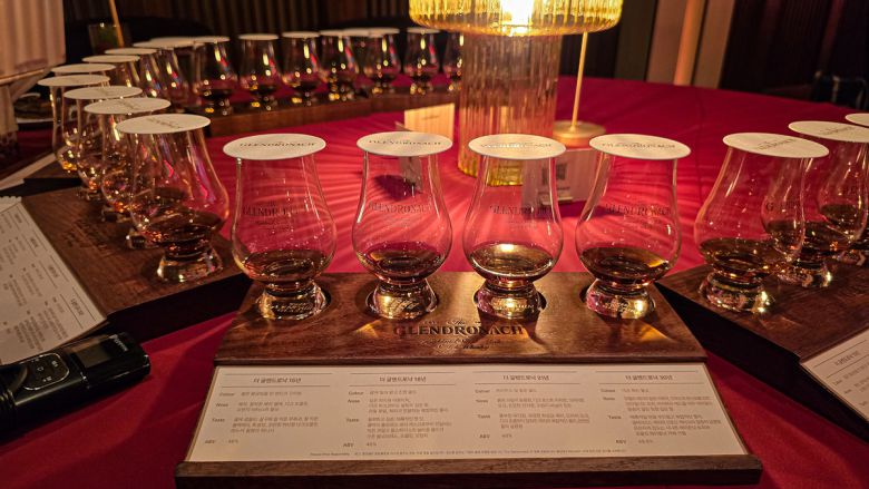 한국브라운포맨이 지난달 28일 서울 신라호텔 영빈관 에메랄드홀에서 셰리 캐스크 숙성 싱글몰트 위스키 ‘더 글렌드로낙’의 고연산 시리즈 ‘울트라 프리미엄 라인’ 출시를 앞두고 프리뷰 행사를 개최했다. 사진=정희원 기자