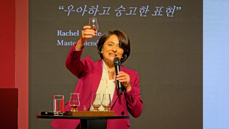 "슬란제바!" 레이첼 배리 마스터 블렌더가 건배를 제안하고 있다. 사진=정희원 기자