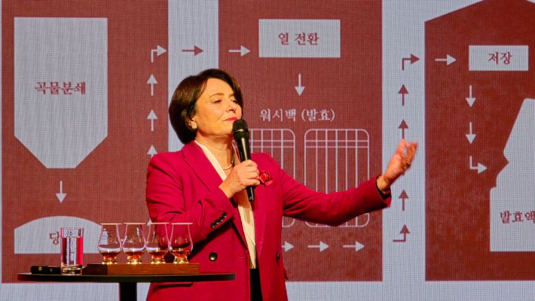 레이첼 배리 마스터 블렌더가 더 글렌드로낙의 제조 과정을 설명하고 있다. 사진=정희원 기자