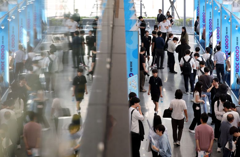 지난달 열린 ‘2025 청년 굿잡(GOOD JOB) 일자리 박람회’에서 청년 취업 준비생들이 현장면접을 보고 있다. 뉴시스