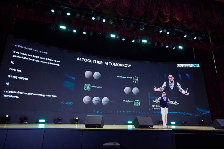 최태원 SK그룹 회장이 지난해 11월 SK AI 서밋 2024에서 기조연설을 하고 있다. SK그룹 제공