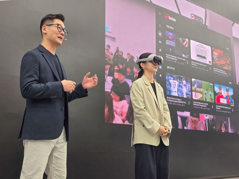 이승민 MX사업부 XR UX그룹장과 박유진 MX사업부 이머시브 PP그룹 프로(왼쪽부터)가 갤럭시 XR을 시연하고 있다. 삼성전자 제공