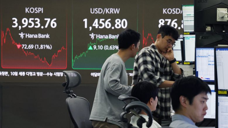 코스피가 3900선으로 내려간 지난 7일 서울 중구 하나은행 딜링룸에서 딜러들이 업무를 보고 있다. 코스피는 전 거래일(4026.45)보다 72.69포인트(1.81%) 내린 3953.76에 거래를 마쳤다. 뉴시스