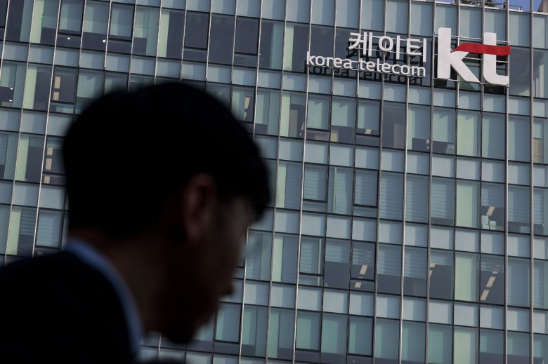 KT 침해사고 민관합동조사단이 불법 펨토셀을 통해 결제 인증정보 뿐만 아니라 문자·음성통화 탈취가 가능한 지에 대해서도 전문가 자문 및 추가 실험 등을 통해 조사해 나갈 계획이다. 서울 종로구 KT 본사. 뉴시스