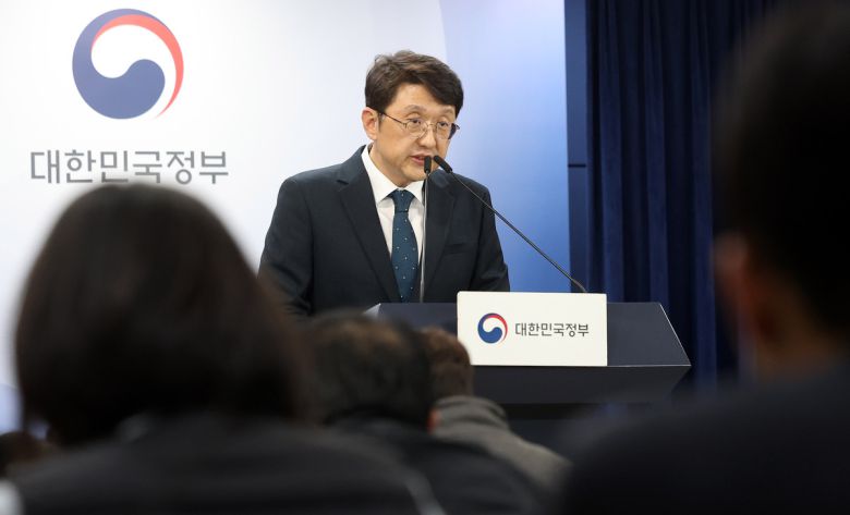 최우혁 과학기술정보통신부 네트워크정책실장이 지난 6일 서울 종로구 정부서울청사에서 KT 침해사고 중간결과 발표를 하고 있다. 뉴시스