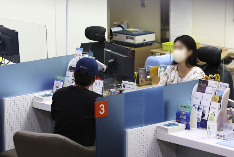 서울 시내의 한 시중은행에서 시민이 가계대출 상담을 받고 있다. 뉴시스