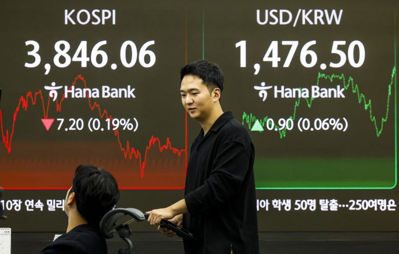 24일 서울 중구 하나은행 딜링룸에서 직원들이 업무를 보고 있다. 이날 코스피는 전 거래일(3853.26)보다 7.20포인트(0.19%) 내린 3846.06에, 코스닥 지수는 전 거래일(863.95)보다 7.51포인트(0.87%) 하락한 856.44에 거래를 마쳤다. 서울 외환시장에서 원·달러 환율은 전 거래일 주간거래 종가(1475.6원)보다 1.5원 오른 1477.1원에 주간 거래를 마무리했다. 뉴시스