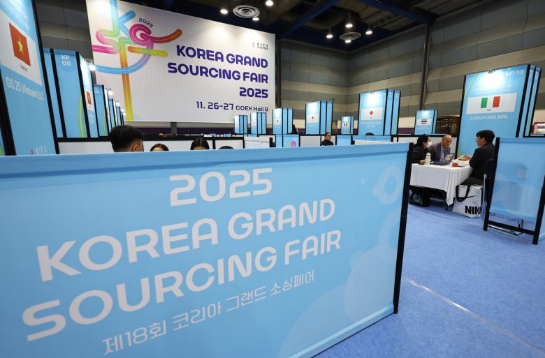 지난 26일 서울 강남구 코엑스에서 열린 2025 해외마케팅종합대전에서 중소기업 관계자들이 K푸드 관련 수출상담을 하고 있다. 해외마케팅종합대전은 매년 무역의 날(12.5)을 기념하여 해외 유력바이어를 초청하여 국내 유망 중소기업과 1:1 수출상담을 주선하는 협회 대표 수출상담회이다. 뉴시스