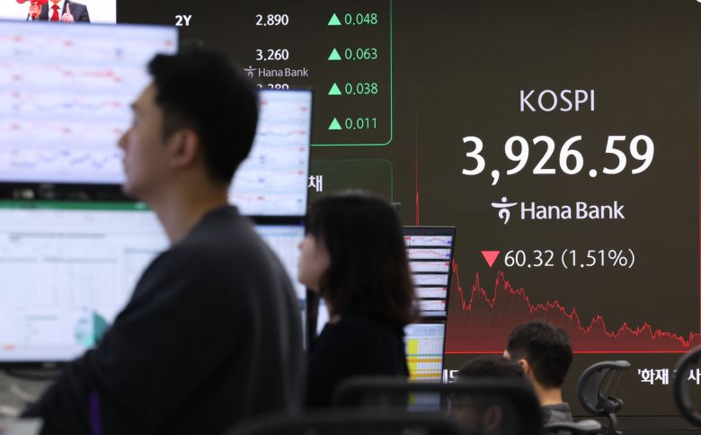 코스피가 전 거래일(3986.91)보다 60.32포인트(1.51%) 내린 3926.59에 거래를 마감한 28일 오후 서울 중구 하나은행 딜링룸 전광판에 지수가 표시돼 있다. 뉴시스