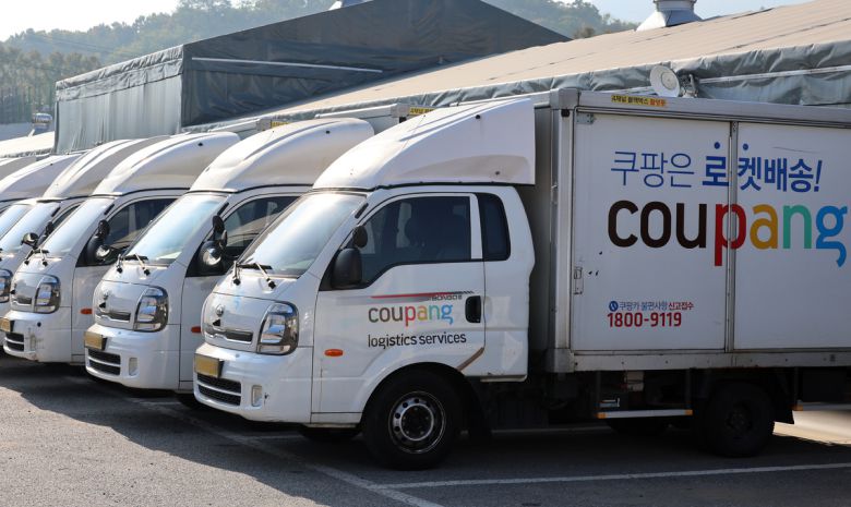 서울 서초구 쿠팡 서초1캠프에 쿠팡 배송차량이 대기하고 있다. 뉴시스