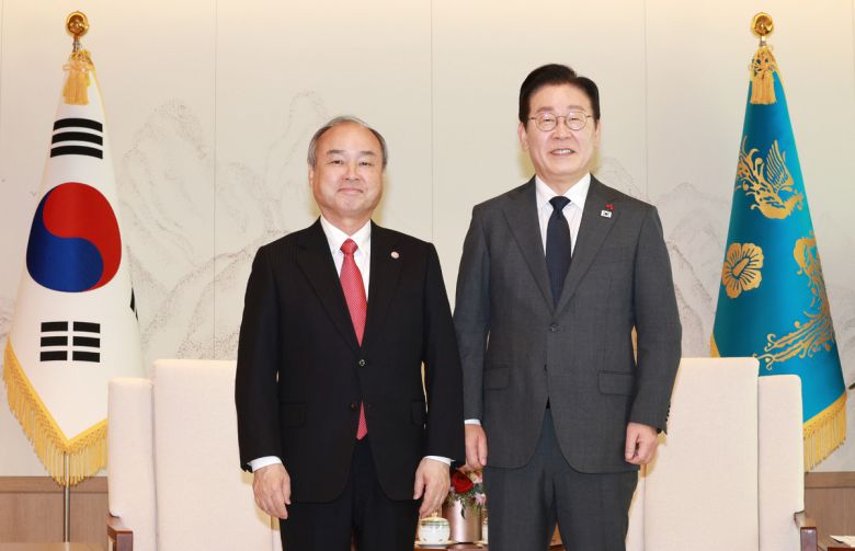 이재명 대통령(오른쪽)이 5일 서울 용산 대통령실 청사에서 손정의 소프트뱅크그룹 회장 접견에 앞서 악수하고 있다. 뉴시스2025.12.05. bjko@newsis.com