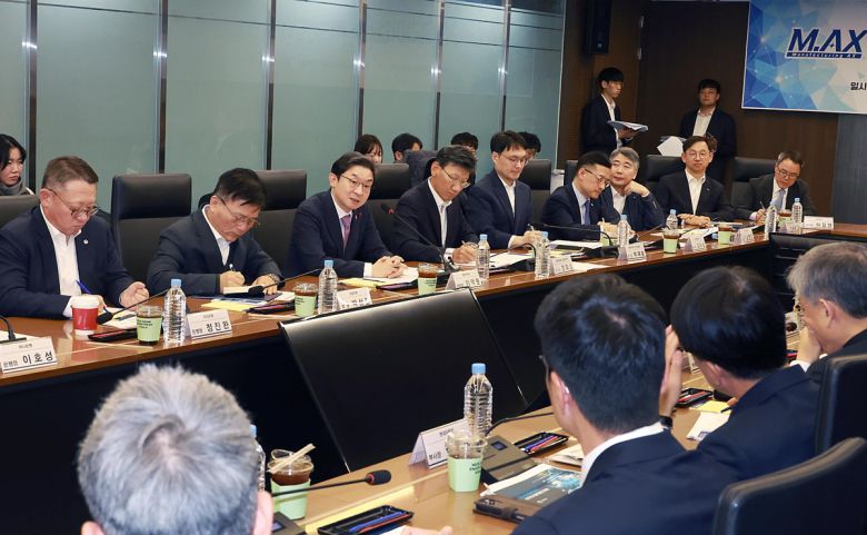 이억원 금융위원장이 4일 오후 서울 중구 대한상공회의소에서 김정관 산업통상부 장관과 금융위원회-산업통상부가 공동 개최한 M.AX 얼라이언스-국민성장펀드 연계 간담회에 참석했다. 금융위 제공