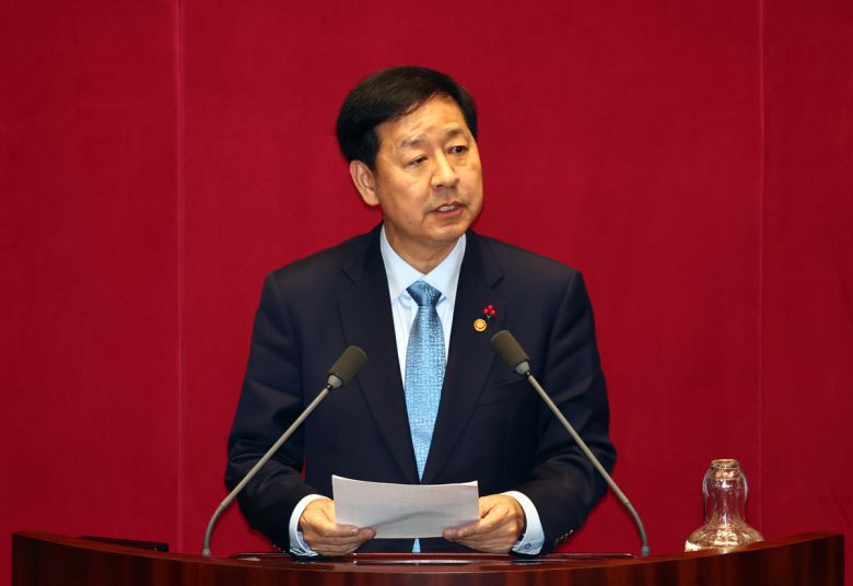 구윤철 경제부총리 겸 기획재정부 장관이 지난 2일 서울 여의도 국회에서 열린 본회의에서 법인세법 일부개정법률안 및 교육세법 일부개정법률안에 대한 제안설명하고 있다. 뉴시스