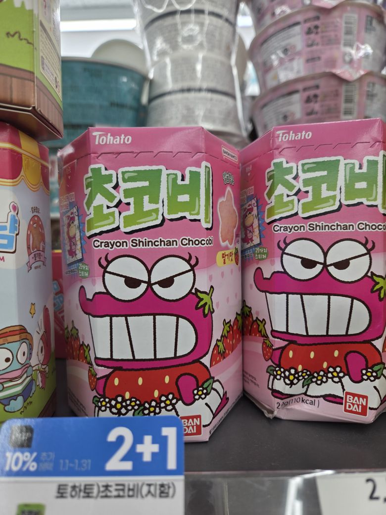 편의점에 진열된 ‘초코비’ 딸기맛 제품. 인기 만화 ‘짱구는 못말려’의 짱구가 즐겨먹는 과자를 구현한 제품이다. 박재림 기자