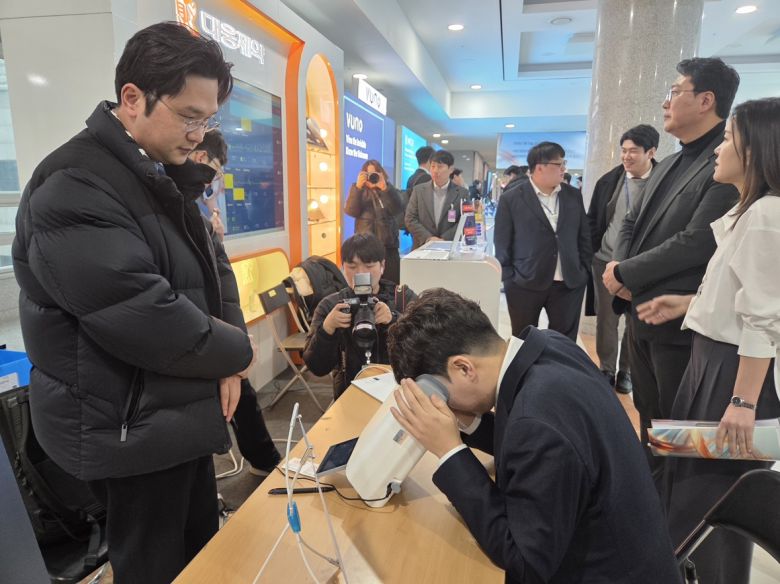 이준석 개혁신당 의원이 대웅제약 부스에서 안저 검사(옵티나)를 체험해보고 있다. 대웅제약 제공