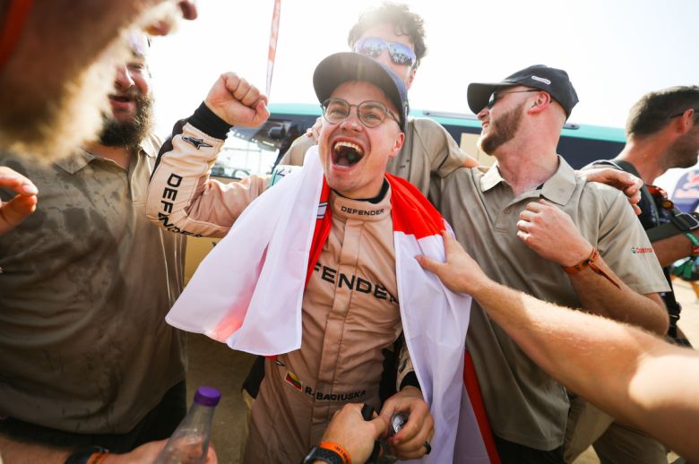 2026 다카르 랠리에서 디펜더 랠리 드라이버 로카스 바츄슈카가 1위를 차지한 후 환호하고 있다. JLR 코리아 제공