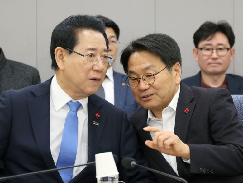 김영록(왼쪽) 전남도지사와 강기정 광주광역시장이 21일 서울 여의도 국회 의원회관에서 열린 더불어민주당 광주전남 의원 행정통합 관련 조찬 간담회에서 논의를 하고 있다. 뉴시스