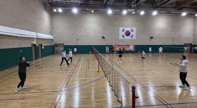 서울 중구 훈련원종합체육관에서 홍콩 쥬하이대 배드민턴팀 선수들과 건국대 배드민턴 동아리 'PLUMA(플루마)'가 합동 훈련을 진행하고 있다.