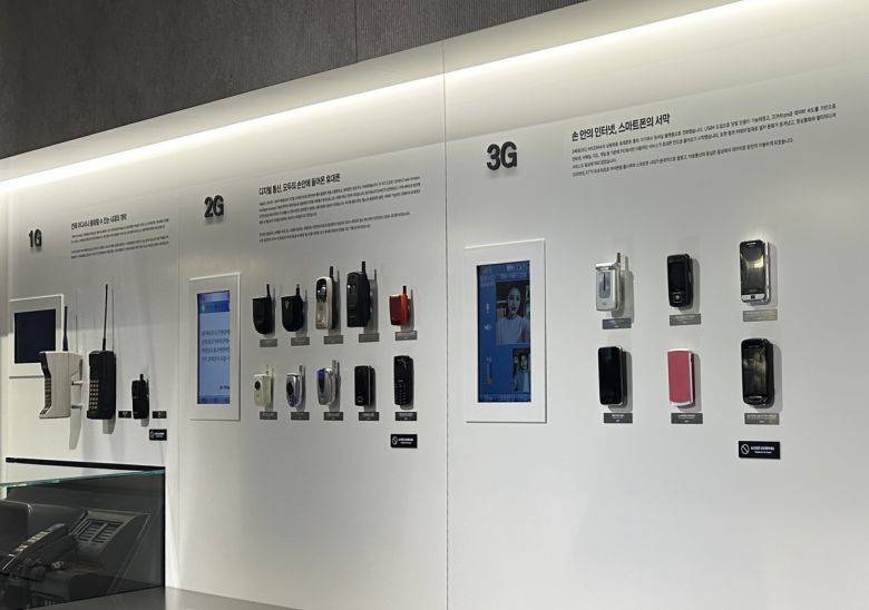 이동전화 변천사를 전시한 공간에는 관람객이 가장 많이 몰린다. 이화연 기자
