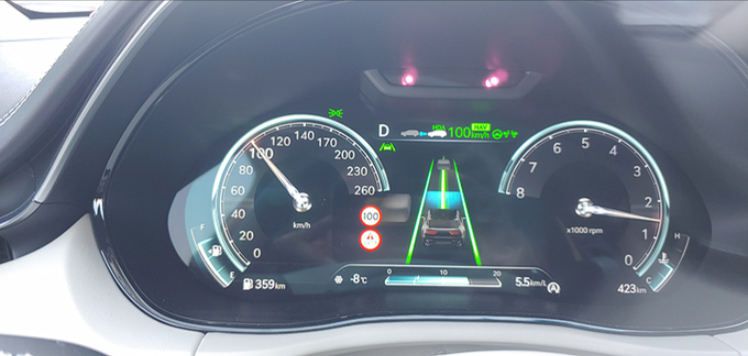 GV70의 고속도로 주행 보조장치를 작동시키자 계기판 상단에 초록색으로 이를 표시하는 녹색 표시 그림이 떠 있다. 한준호 기자