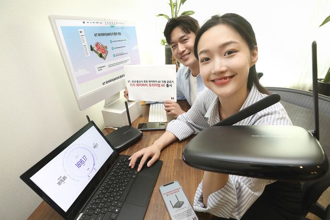 모델이 KT의 기가 와이파이 프리미엄 6E를 설명하고 있다.