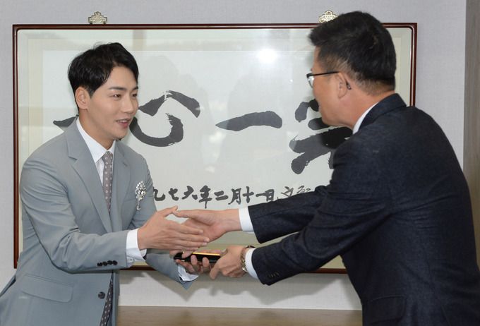 정희택 세계일보-세계비즈&스포츠월드 사장이 8일 용산사옥에서 열린 '월드희망상' 시상식에서 수상자 가수 박군에게 상패를 건네고 있다. 사진=김용학 기자 yhkim@sportsworldi.com 2022.12.08.