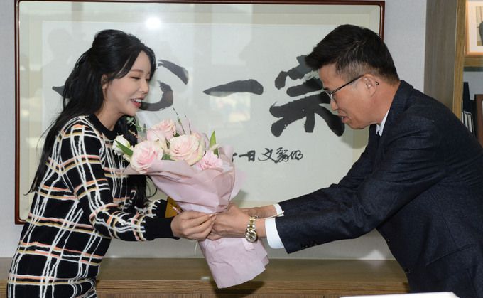 정희택 세계일보-세계비즈&스포츠월드 사장이 8일 용산사옥에서 열린 '월드희망상' 시상식에서 수상자 가수 홍진영에게 꽃다발을 건네고 있다. 사진=김용학 기자 yhkim@sportsworldi.com 2022.12.08.