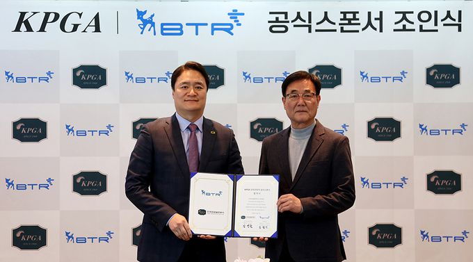 사진=조인식 후 기념촬영에 임한 KGT 김병준(왼쪽) 대표이사와 (주)비티알 박창민 전무이사/제공=KPGA
