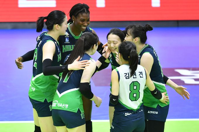 이보네 몬타뇨(왼쪽 두 번째)가 득점 이후 동료들과 기쁨을 나누고 있다. 사진=KOVO 제공