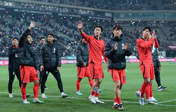 28일 서울 월드컵경기장에서 열린 우루과이전을 마친 한국 대표팀이 관중들에게 인사를 건네고 있다. 서울월드컵=김두홍 기자 kimdh@sportsworldi.com