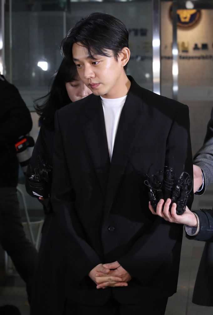 [서울=뉴시스] 김진아 기자 = 마약 투약 혐의를 받는 배우 유아인(37·본명 엄홍식)이 27일 서울 마포구 서울경찰청 마약범죄수사대에서 마약류 관리법 위반 혐의로 조사를 마친 뒤 귀가하고 있다. 2023.03.27. bluesoda@newsis.com