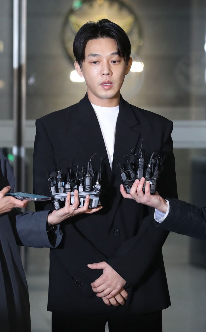 [서울=뉴시스] 김진아 기자 = 마약 투약 혐의를 받는 배우 유아인(37·본명 엄홍식)이 27일 서울 마포구 서울경찰청 마약범죄수사대에서 마약류 관리법 위반 혐의로 조사를 마친 뒤 취재진의 질문에 답하고 있다. 2023.03.27. bluesoda@newsis.com