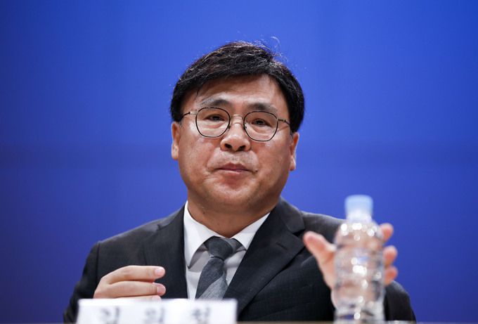 김의철 KBS 사장이 8일 서울 영등포구 KBS아트홀에서 열린 KBS 수신료 분리징수 권고 관련 기자회견에서 질문에 답하고 있다. 사진=뉴시스.