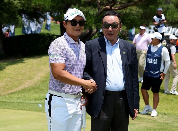 구자철 회장이 대회장에서 서요섭을 만나 격려하고 있다. 사진=KPGA 제공