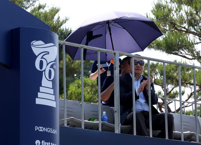 구자철 회장이 갤러리 스탠드에서 경기를 지켜보고 있다. 사진=KPGA 제공