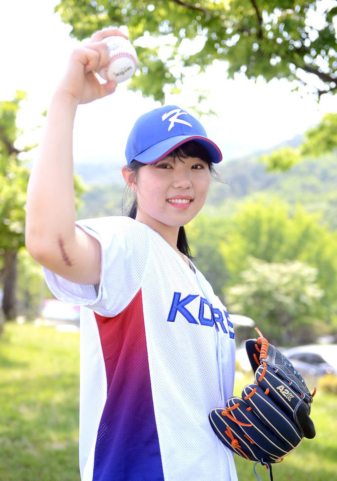 김라경이 팔꿈치 인대 접합 수술 상처가 남은 오른팔을 보여주며 환하게 웃고 있다. 사진=김두홍 기자 kimdh@sportsworldi.com