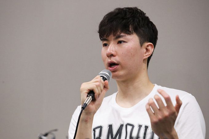 일라와라 호크스 이현중이 해외 진출 기자회견에서 답변하고 있다. 사진=뉴시스