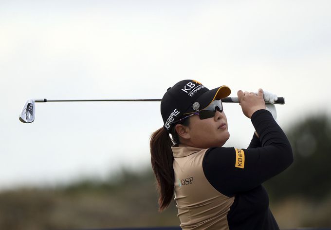 박인비가 티샷 후 타구를 바라보고 있다. 사진=AP/뉴시스