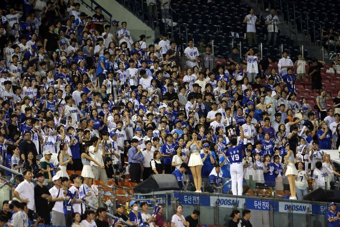 9일 잠실 두산 원정경기에서 삼성 응원단과 팬들이 뜨거운 응원을 펼치고 있다. 사진=삼성라이온즈 제공