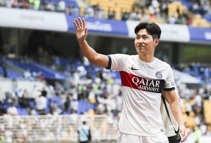 지난달 쿠팡플레이 시리즈 3차전에서 이강인이 관중들에게 인사를 하고 있다. 뉴시스